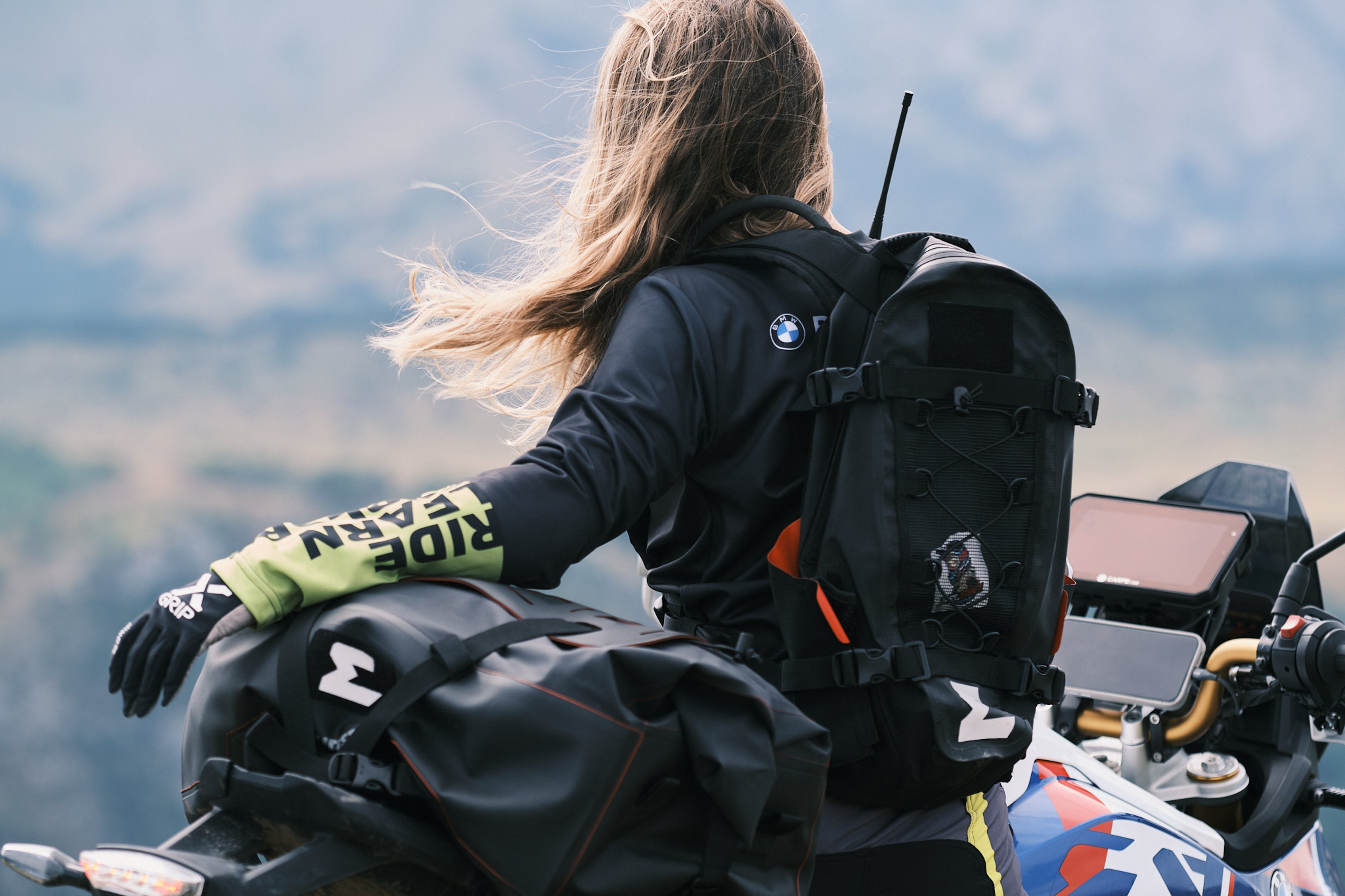 Zo monteer je soft luggage op een rackless dualsport