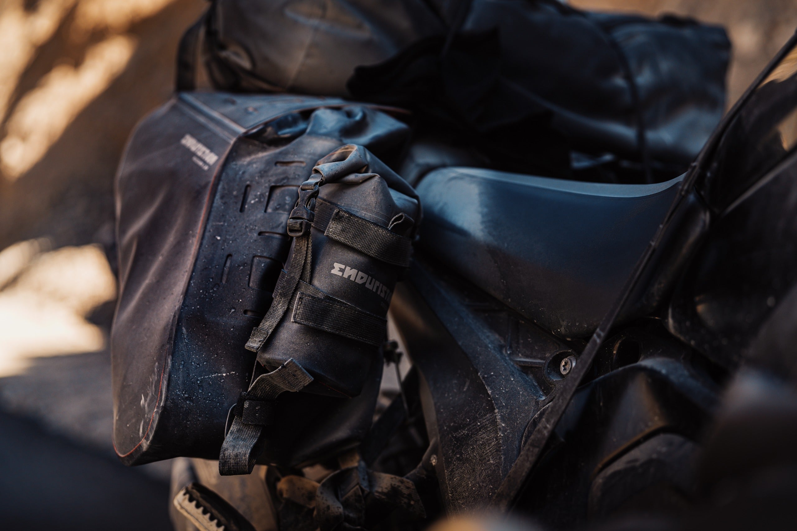 Enduristan tas met Sidekick en Bottle Holster op de Standard Interface